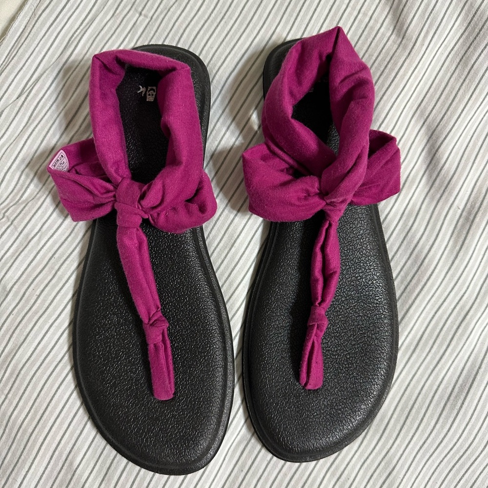 Sanuk Women's Black and Pink Sandals